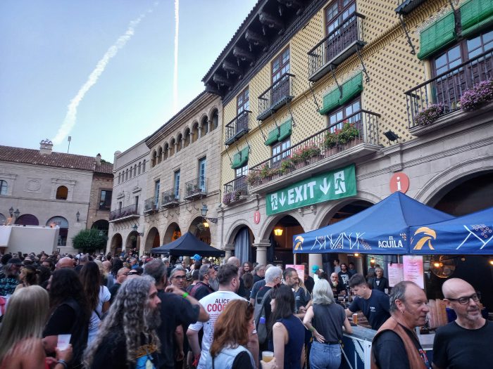 Merchan y puestos de bebida Alma Festival 2024